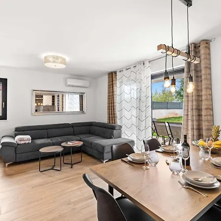 Apartment Em